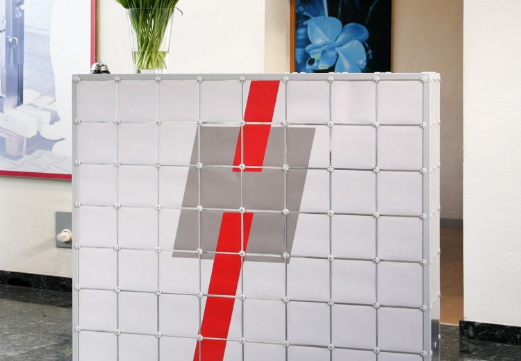 Empfangstheke Theke Bar Empfang Rezeption Anmeldung Infostand Infotheke Sichtschutz Werbung Werbetechnik design modern kreativ kreativität Raumtrenner individuell casette x-cett inlay Produktpräsentation Firmenpräsentation Messebausystem Baukastensystem Mobiler Messestand Infostand Messebau