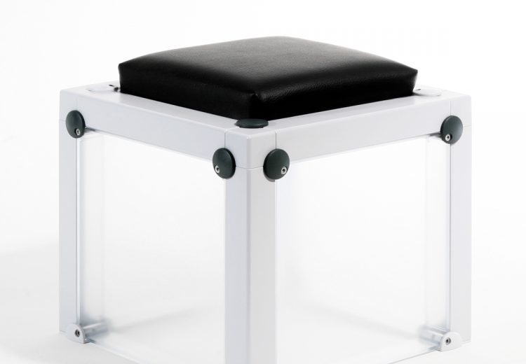 Hocker Barhocker Sitzmöglichkeiten Sitzbänke Cassetten gedruckte Wunschmotive individuell einzigartig Hingucker Eyecatcher Würfel Mobeliar Geschenk Werbezwecke hochwertig detailansicht Popup Store Büroausstattung Produktpräsentation Firmenpräsentation Messebausysteme Baukastensystem nachhaltig nachhaltige Möbel Infostand originell