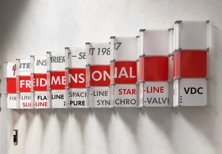 Informationen Wand Infos Infotafel Tafel individuelle Bilder personalisiert persönlich heitec wunsch bedruck Infowand Informationswand Popup Store Büroausstattung Ausstellung Firmenfeier Hochzeit Firmeneingang Loungemöbel Produktpräsentation Firmenvorstellung Infostand Baukastensystem Messewand